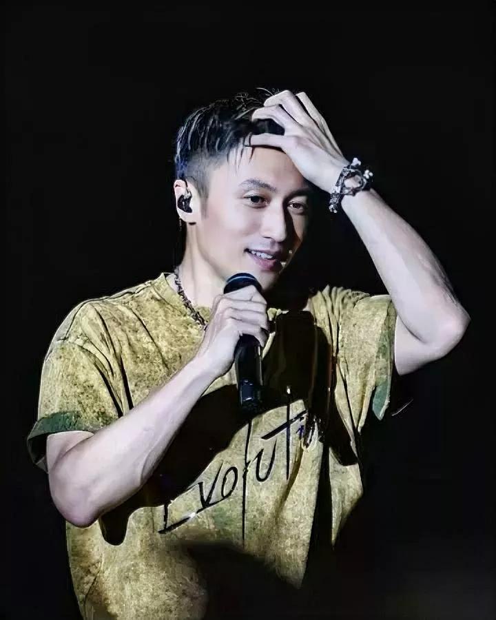 闺蜜从谢霆锋演唱会回来竟说电视骗了她十年亲眼见到45岁的他才发现，镜头真