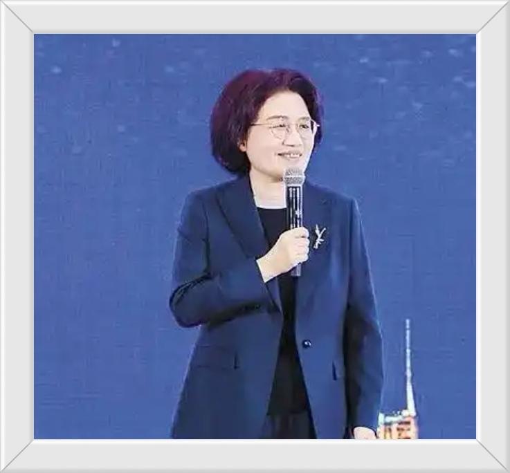目前，华为公司所有员工中，还没有一个人成为科学院院士，但华为在半导体和通讯产业的