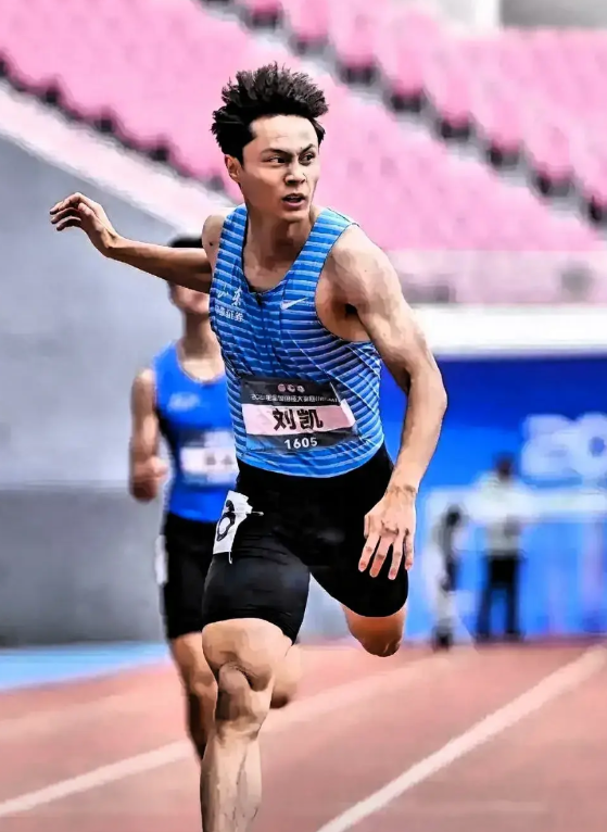 这次田径全锦赛男子项目有三大新人让人眼前一亮，第一位就是22岁的百米飞人邓信锐，