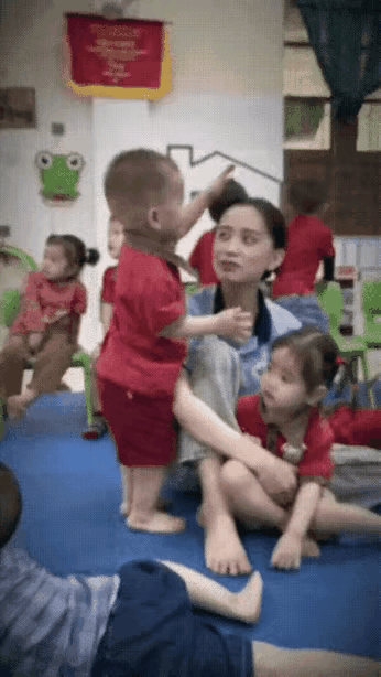 你别说这小朋友还挺会把老师逗得乐呵呵跟谁学的呢