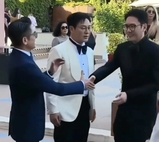 张颂文招呼冯绍峰和郭富城打招呼那气势像招呼自己的小弟一样，冯绍峰则一路小跑伸出