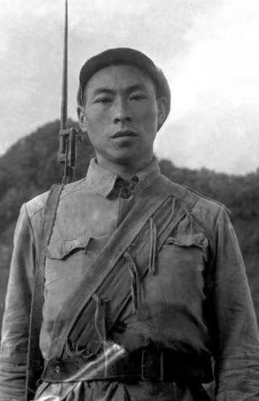 1952年，上甘岭高地，一名美军高级军官在前沿视察，指着我军阵地似乎在谋划什么，