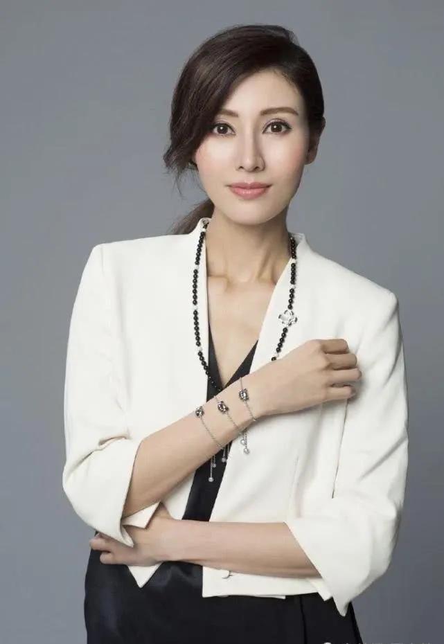 李嘉欣为什么能被“洗白”？这事其实挺有意思。当年港媒用“石破天惊”形容她的美