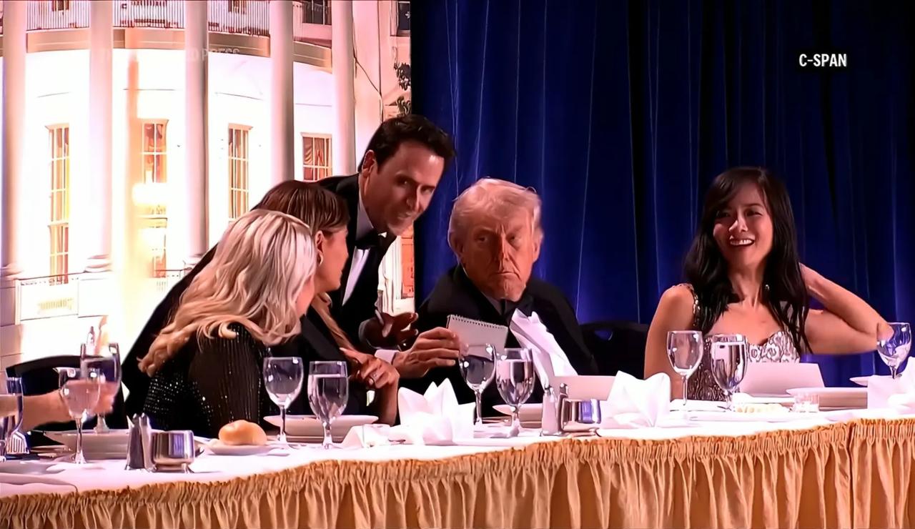 在白宫记者协会晚宴上，坐在懂王左首的亚裔女子是CBS新闻白宫高级记者、2025-