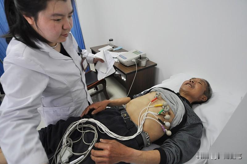 我爸前阵子连着半个月反复胸闷心悸，跑了三趟急诊，心电图、心脏超声做了个遍，心内科