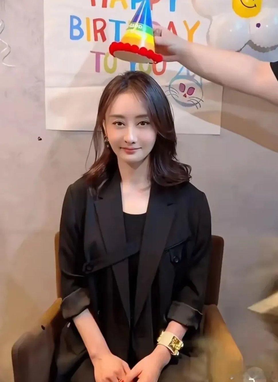 陈德容大概是上辈子救过芒果台的命，就这么轻轻松松被洗白了，从一个唱跳全废爱耍脾气