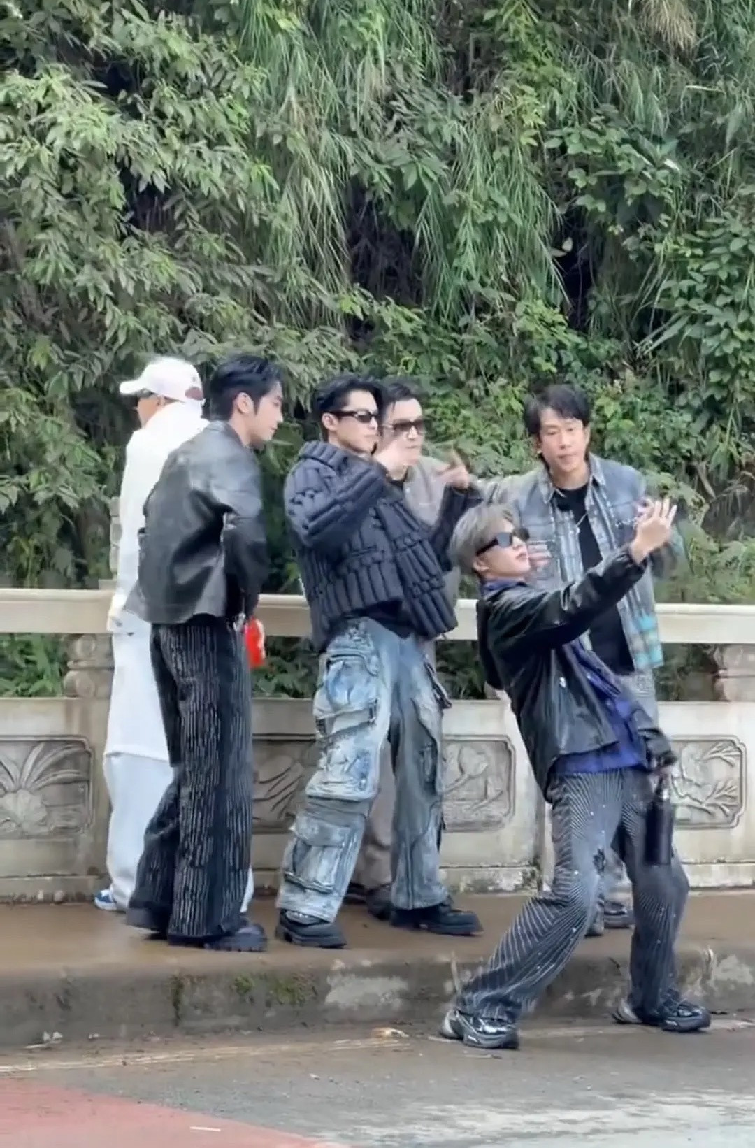 我真的会被刘耀文王鹤棣这两人笑晕，路透合照，一群人里只有川渝双帅在桥上开了45度