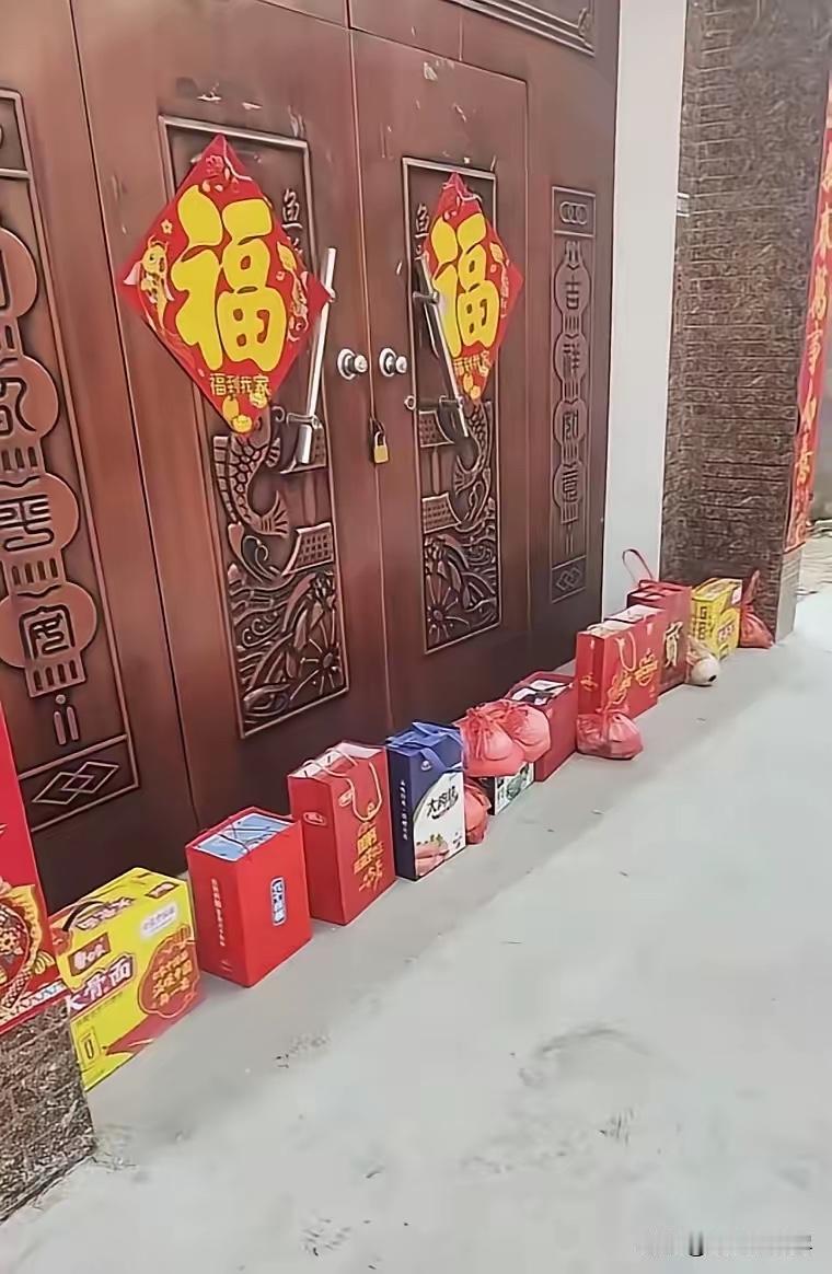 河南，大年初二舅舅舅妈为了躲避外甥和外甥女们来拜年串门，干脆紧闭大门，一家人外出