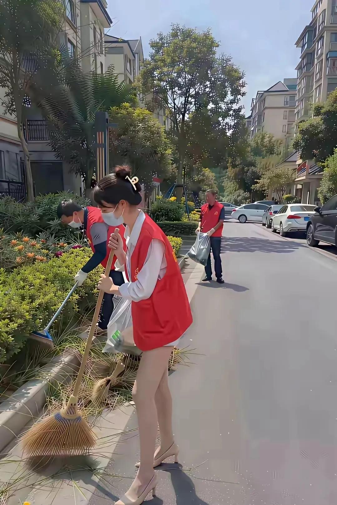 穿高跟鞋丝袜做志愿，你这是干活来了还是走秀来了？小区里搞志愿活动，红马甲一穿