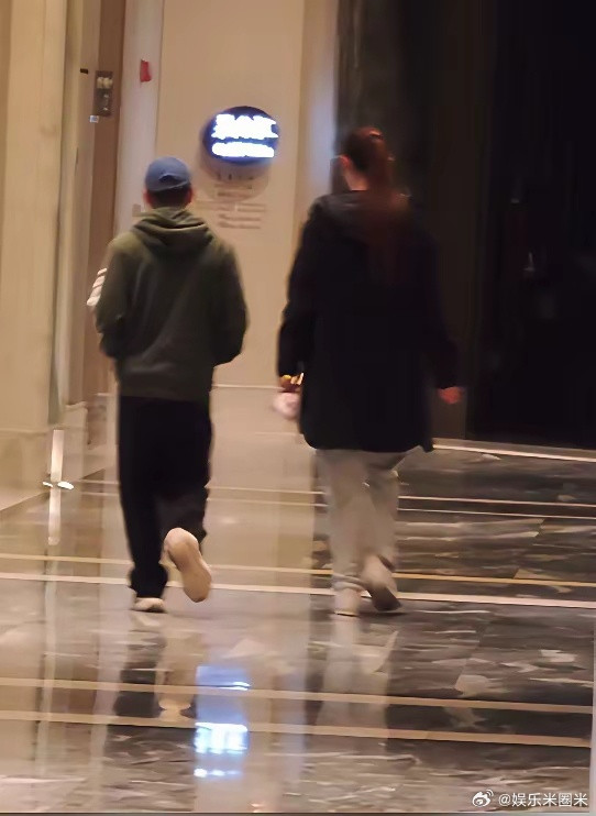 王宝强与女友冯清开京牌奔驰大G到青岛，宝强一身休闲装、戴棒球帽，低调又随性；身边