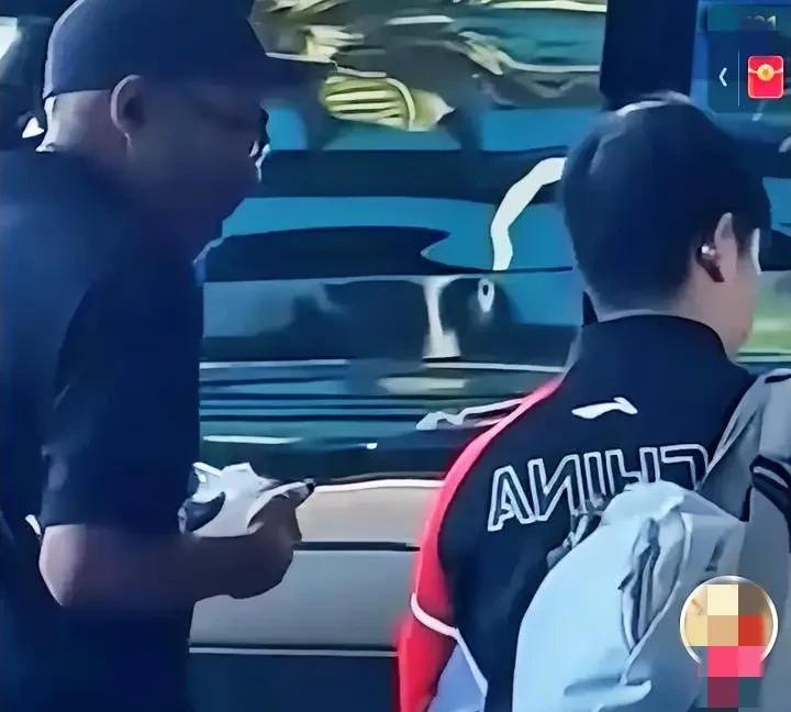 孙颖莎在美国大满贯上训的路上，一个黑人一直追着莎莎在搭讪，说了半天，莎莎低着头一