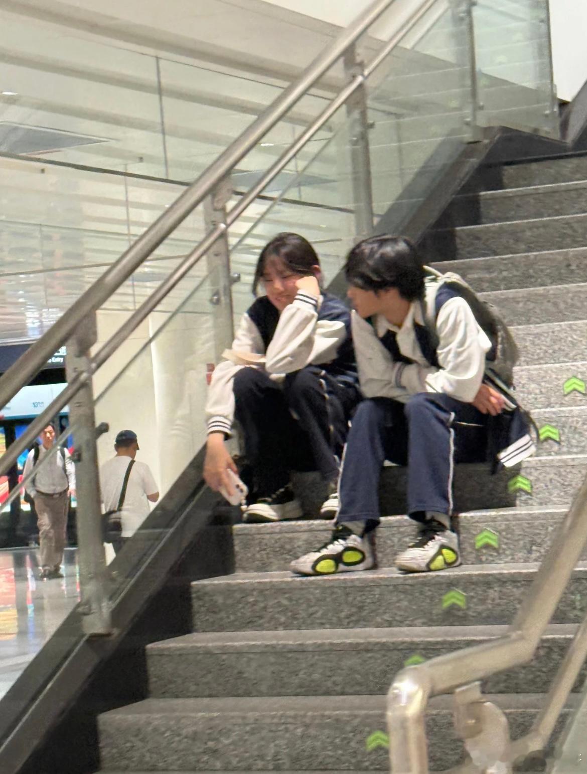 在地铁站拍到的青涩爱情​​​
