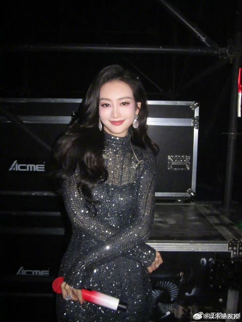 王鸥紧张也靠喝水缓解又听到王鸥唱成全了王鸥vlog来啦！一键获取15分钟的快乐