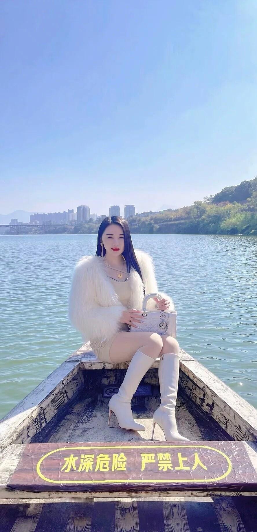 湖上乘船，冬日穿搭，时尚与自然完美融合