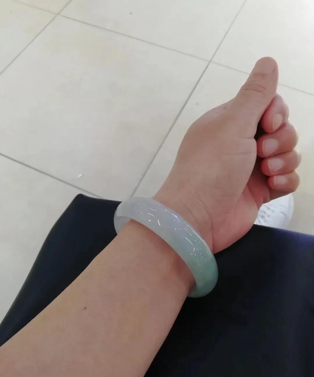 特别奇怪！不知道有人遇到过吗？这种现象算不算也是一种玄学呢？我的这个玉手镯，买