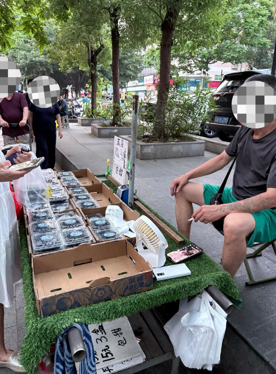 被社会上的第一课：不要可怜小摊贩这一堂课是不是太晚了，在他的摊位上，我被气的手