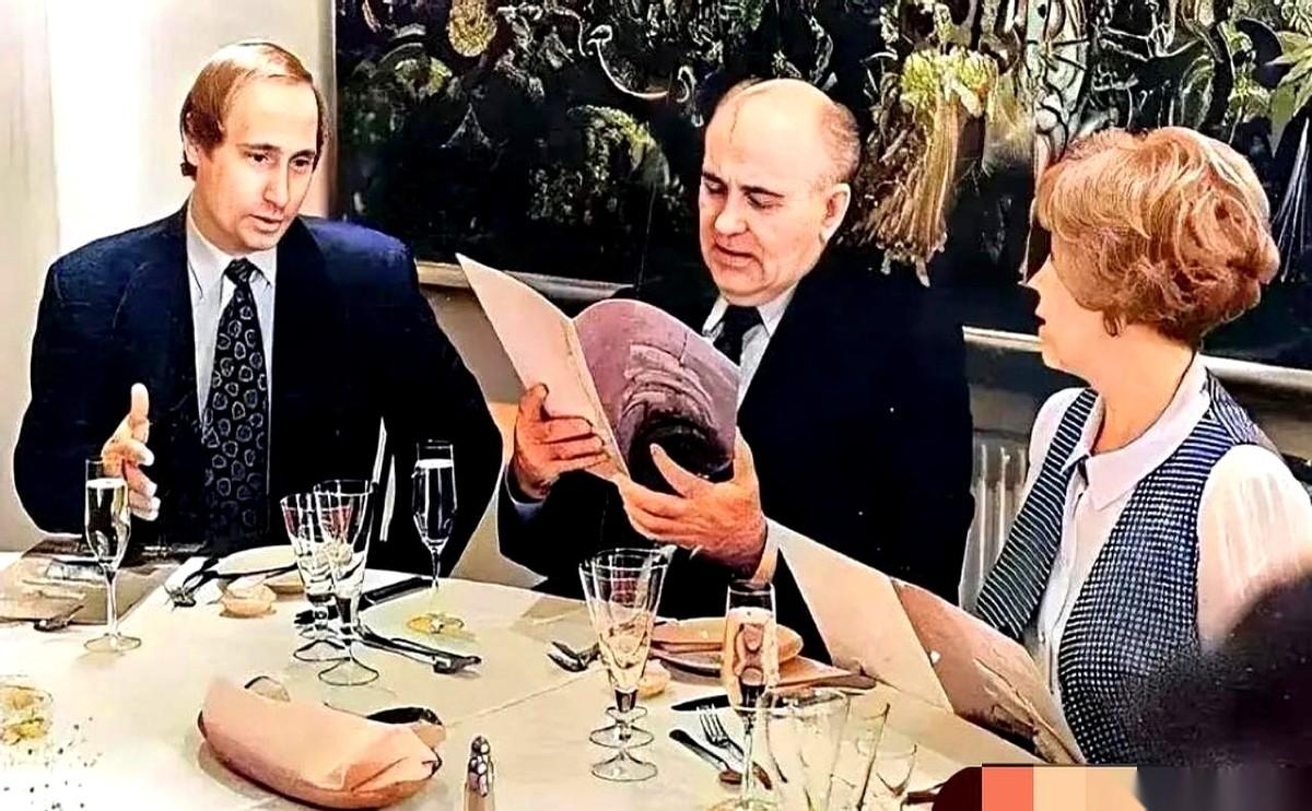 1994年留下的这张饭局老照片，定格了俄罗斯命运交替最绝的一幕。那是苏联解体后