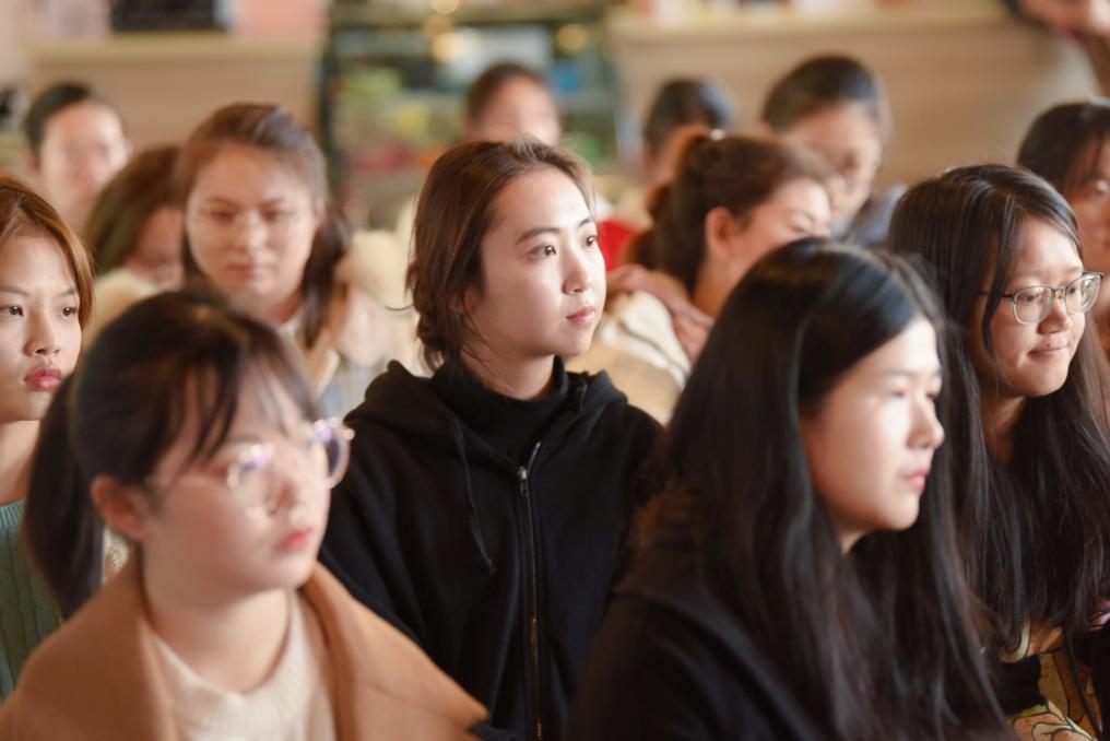 师范生的天真的塌了。上周和苏州的老同学吃饭，他随口说了一件事，明年他们中学