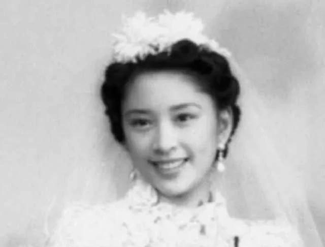 1966年，75岁的李宗仁迎娶26岁的胡友松。新婚之夜，李宗仁满怀欣喜地推开婚房