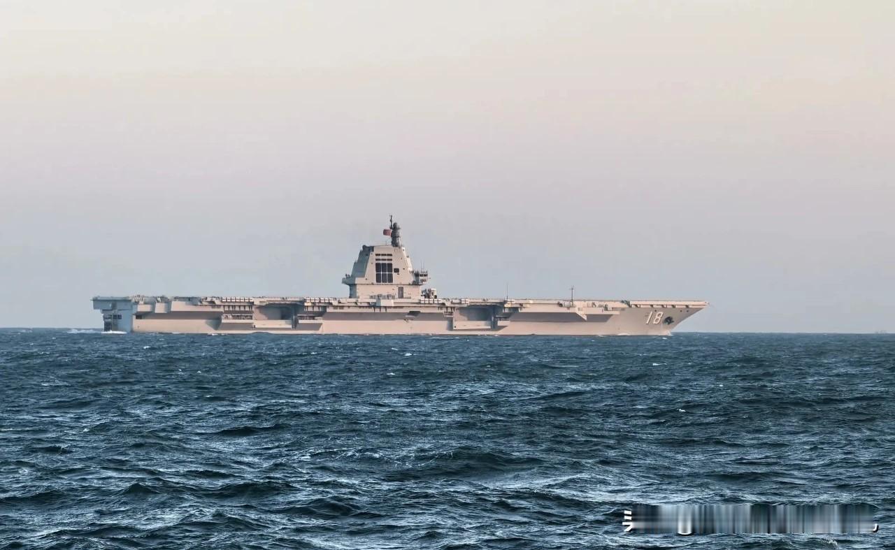 18号福建舰正全力北上！在南方海域完成近4个月的深度测试后，现在正一路高速目标