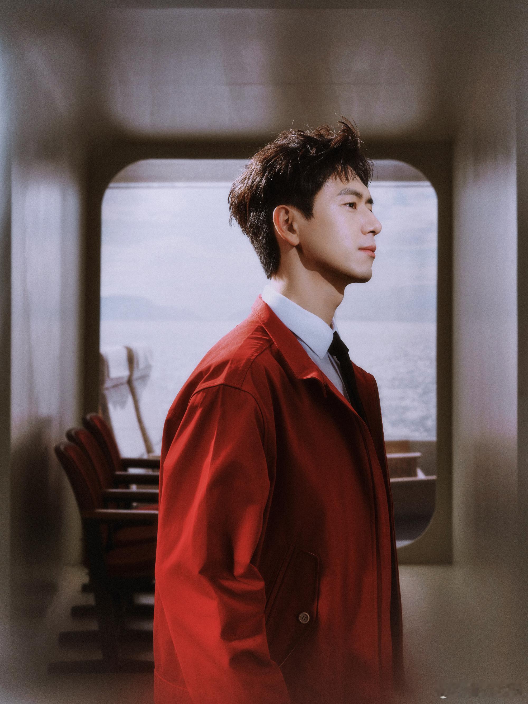 李现用自己的摄影作品做背景图这才是真正的“把作品穿在身上，把热爱藏在细节里”！