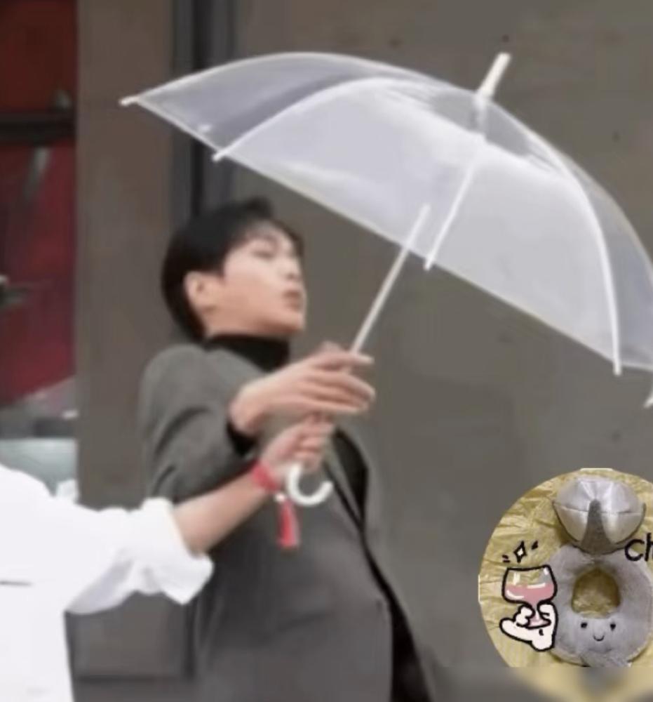 别再吹白客那把伞有多暖了。我告诉你，那不是人情，那是极其通透的生存算法。