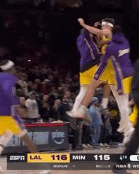 “湖人总冠军！”不知道的还以为打起来了。里弗斯5秒超级抛投绝杀，生涯第一次，这可