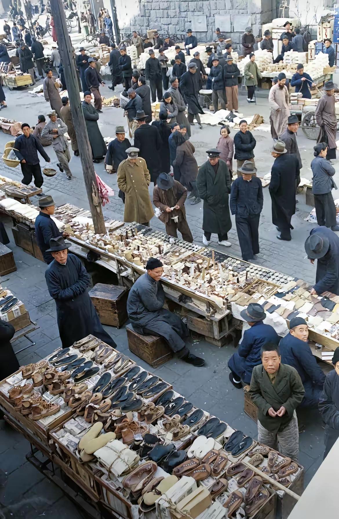 王铎：这是1948年年底，春节前的青岛市场三路。你看，卖货的不少吧？其实，这还是