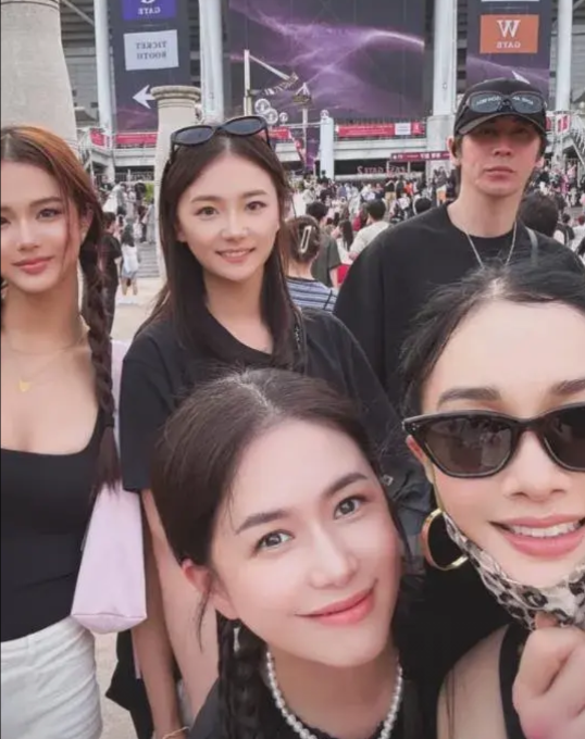明天7月12日就是钟丽缇老公型男张伦硕43岁生日，性感女神钟丽缇在分享自己祝福老