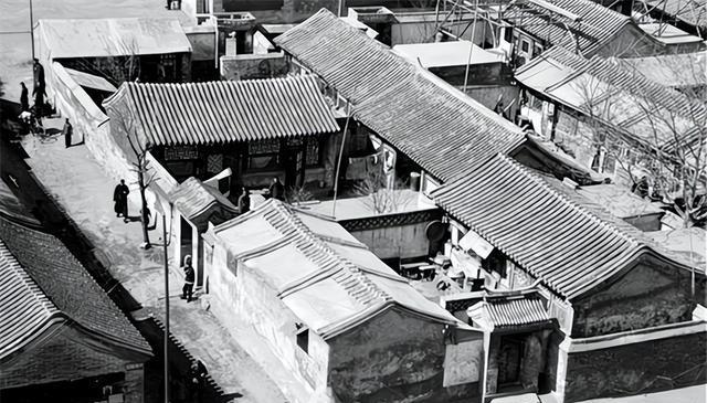 1976年,原北京军区副司令家的烟囱被震倒,不小心砸塌了邻居家的房子。家人将消息