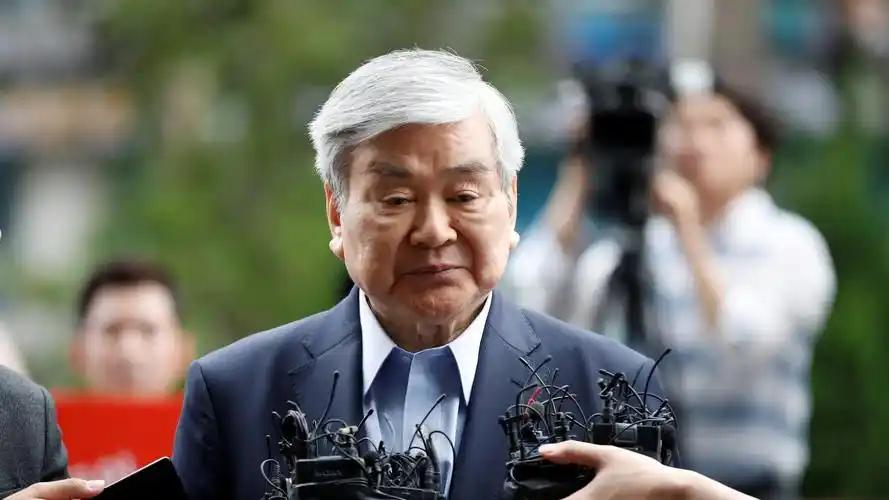 这家人堪称韩国财阀界的模范家庭，模范的反面教材。 如果寄生虫拍续集，编剧直接