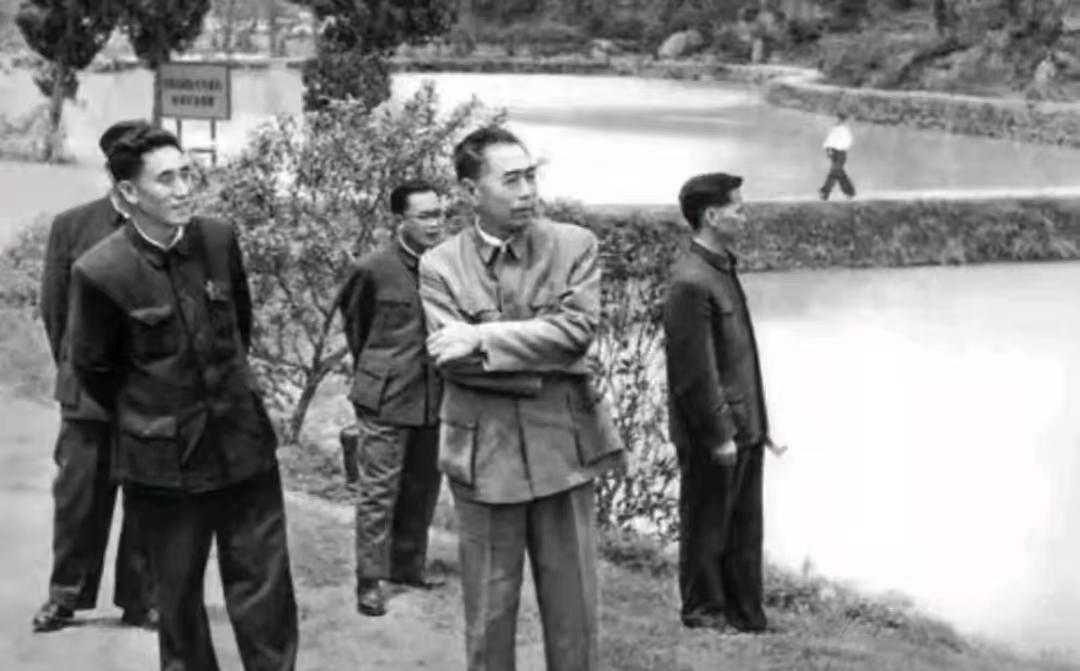 1964年，周总理陪同外宾到访韶山，趁着行程空隙，专程走进毛主席诞生成长的农家小