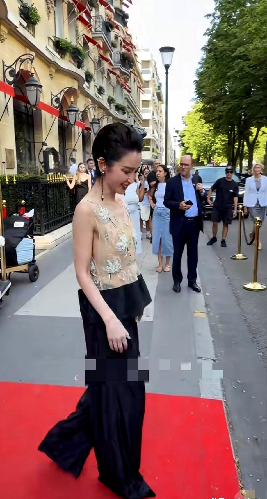 53岁女明星的无滤镜生图，到底能有多真实？看完李冰冰在巴黎看秀的最新状态，我瞬
