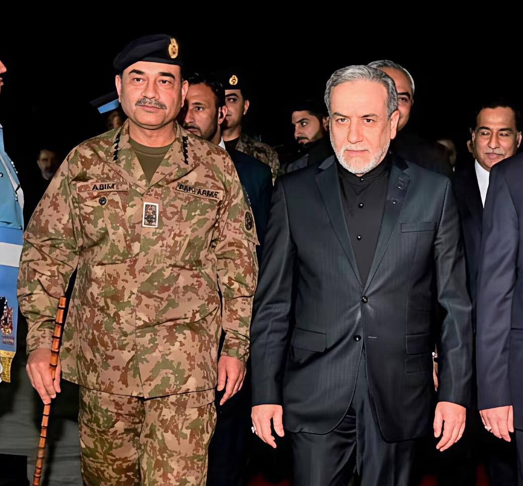 巴基斯坦接待伊朗和美国谈判团的，都是陆军参谋长阿西姆·穆尼尔。但面对伊朗时，他