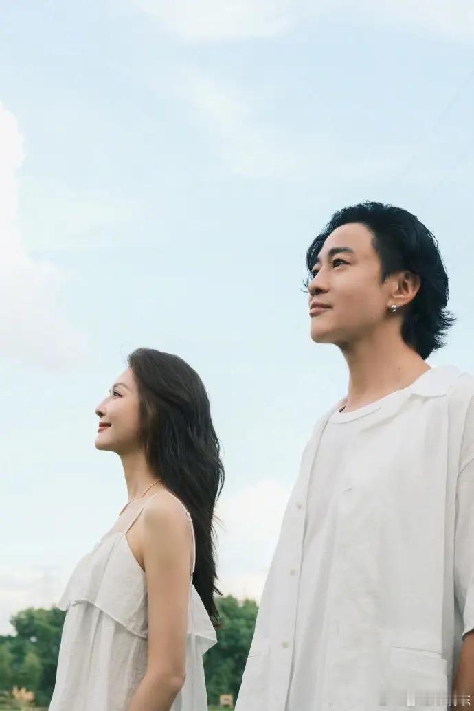 50岁何润东高调秀恩爱，与Peggy穿情侣装超甜，夫妻无儿女仍甜蜜！