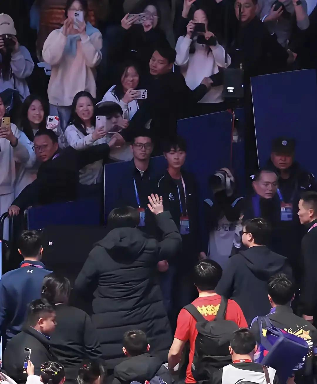 乒超决赛门票秒光，有人说是国球自带流量，跟孙颖莎来不来没关系。可数据啪啪打