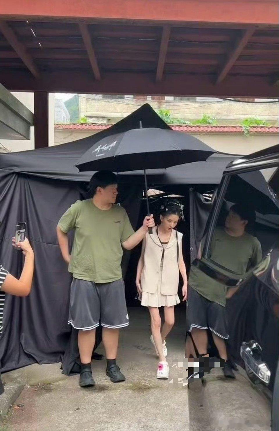 宋祖儿，这瘦的也太离谱了尤其那两只腿，就像一个未成年的孩子女明星真的没必要这样目