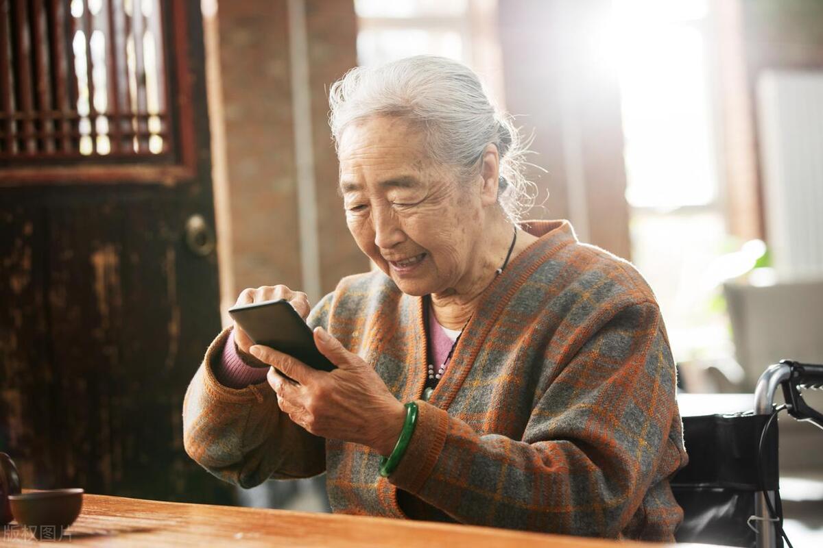 我大姨真是拎得清，她有4个子女，临老却把遗产140万存款都留给了大儿媳。因为自从