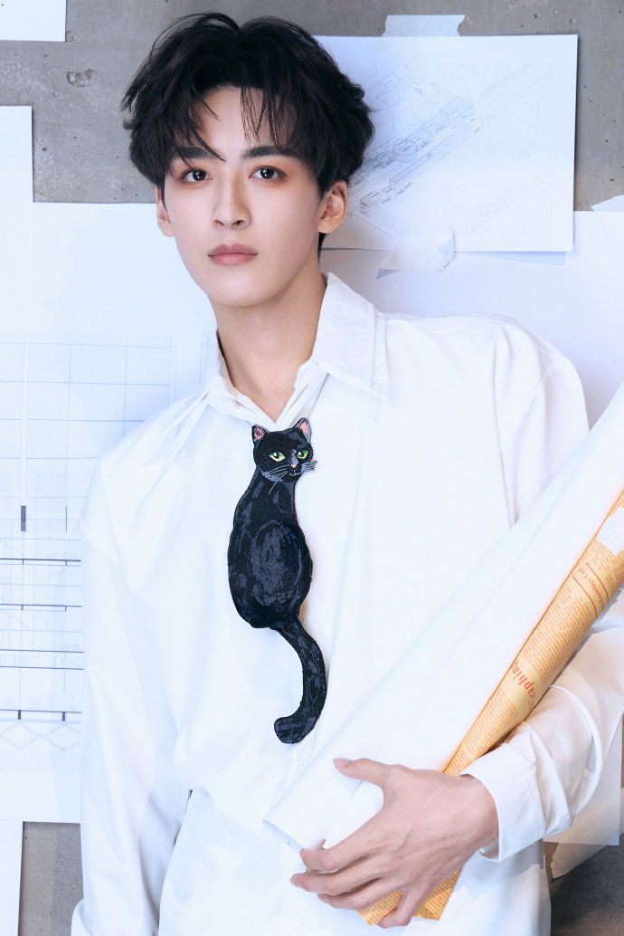 何洛洛25岁黑猫咪白衬衫生日照今天是何洛洛二十五岁生日今天是何洛洛二十五岁生