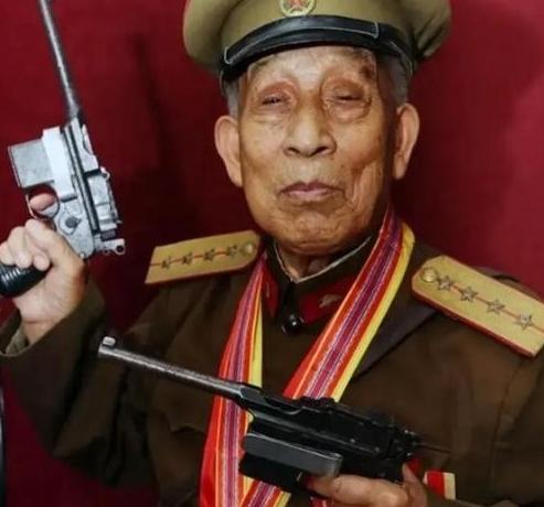 山东民警上门核查，要求一位老人立刻私藏的两支手枪！谁料老人霸气回怼：“一支是粟裕