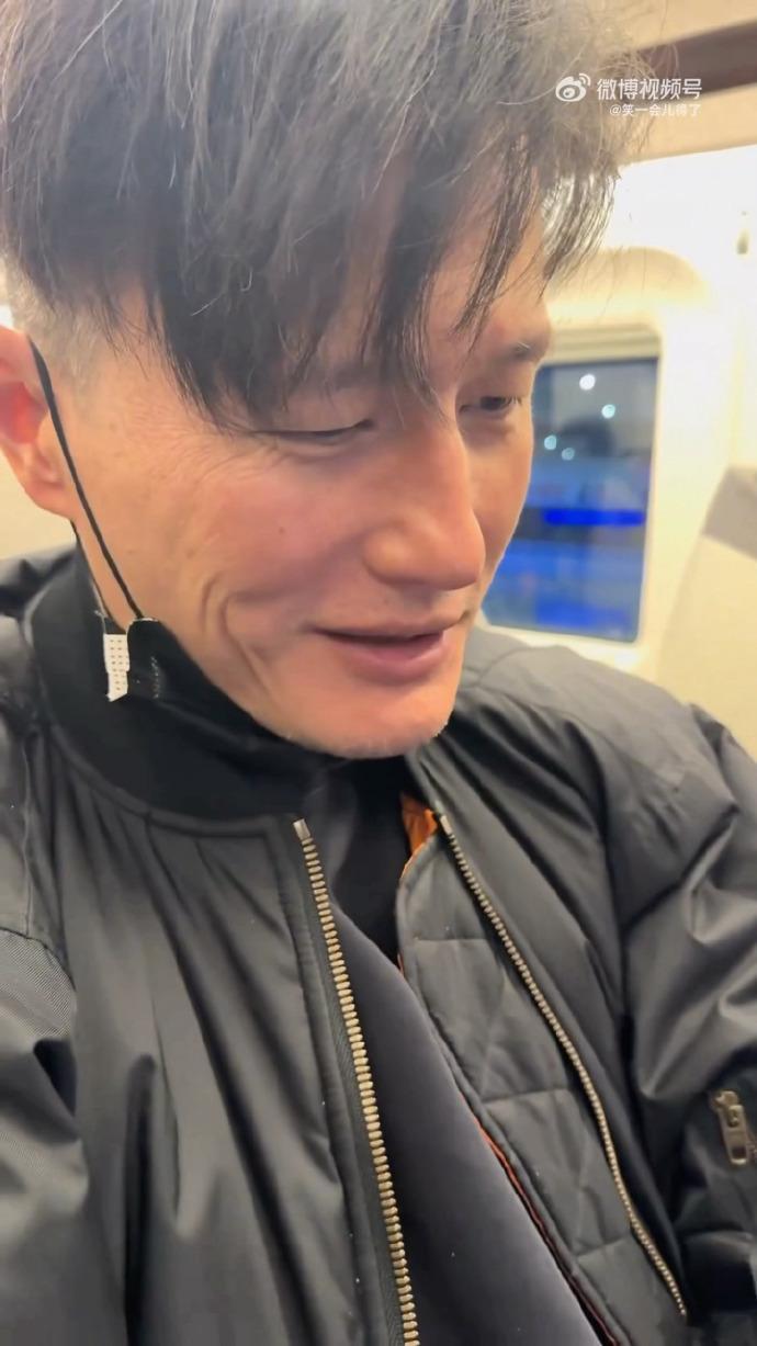 尹子维跟徐冬冬官宣后状态果然真夫妻就是让我磕的停不下来了呀，太羡慕尹子维跟徐冬