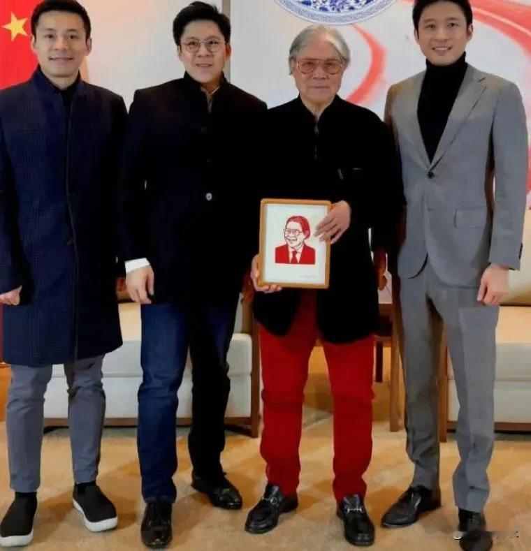 霍启刚三兄弟飞米兰为父庆生，豪门最难得的不是钱，是这份“整整齐齐”看到霍启刚