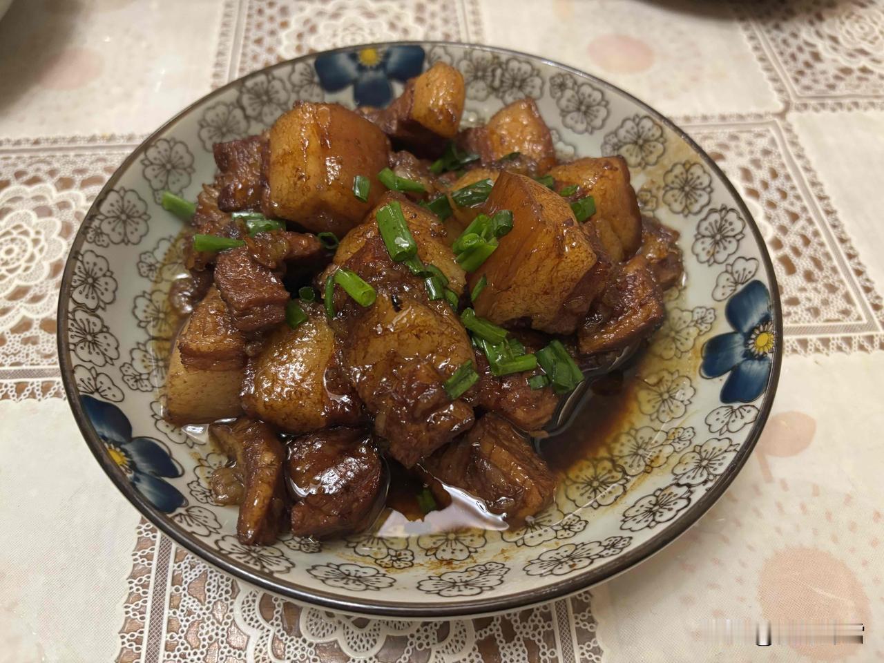 LG今晚做了笨笨红烧肉。虽然卖相不咋地（只盛出一半），其实是因为那碟子实在不咋地