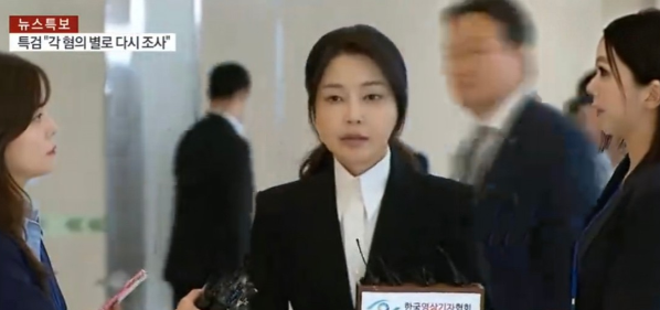 尹锡悦老婆戴着手铐被传唤，沉默4小时，只问出一句话：我还能和丈夫一起生活吗？ 