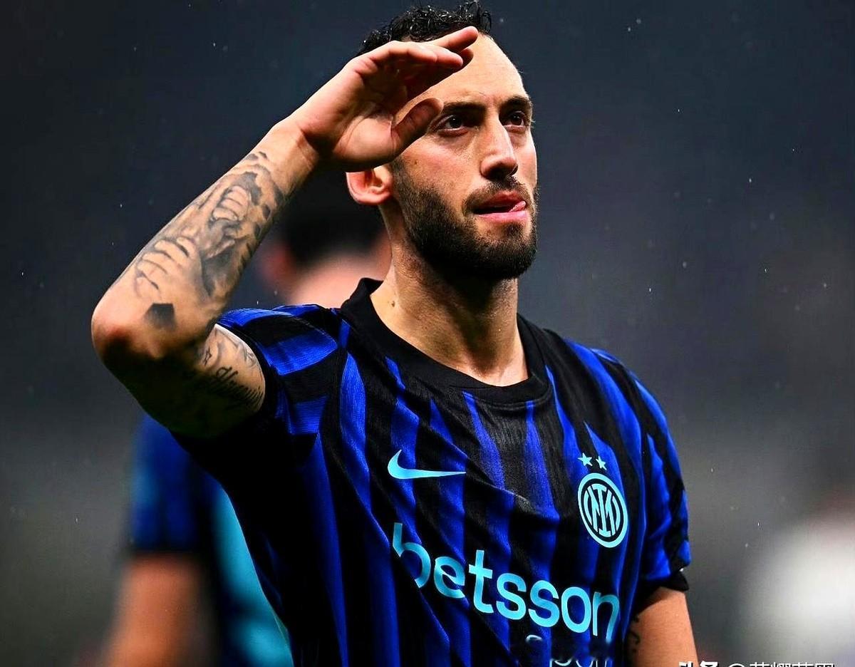 国米现在最头疼的就是中场，曾经的优势已经荡然无存。恰尔汗奥卢表现时好时坏，苏