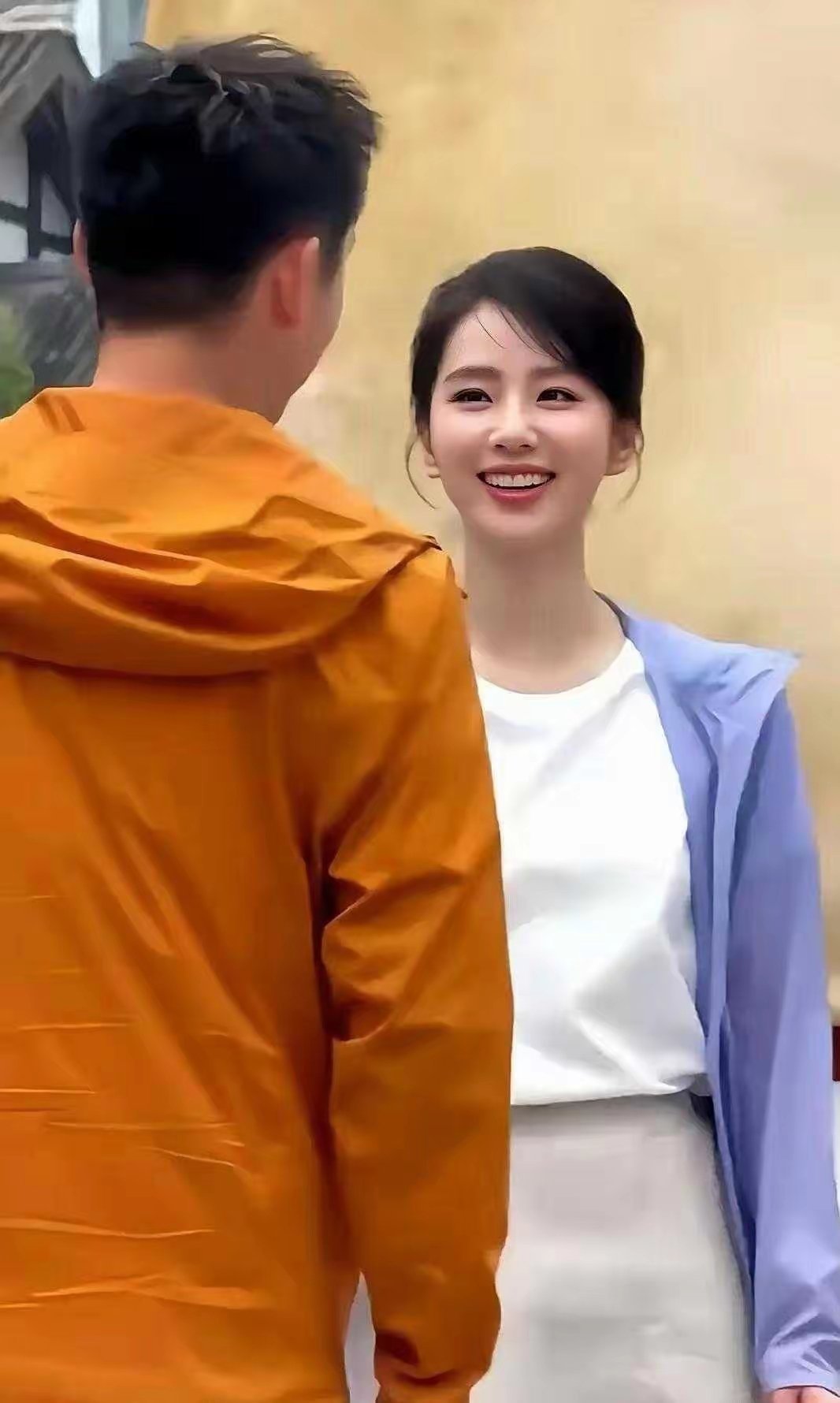 不怪吴奇隆非要把她娶回家，真人巨漂亮啊。​​​