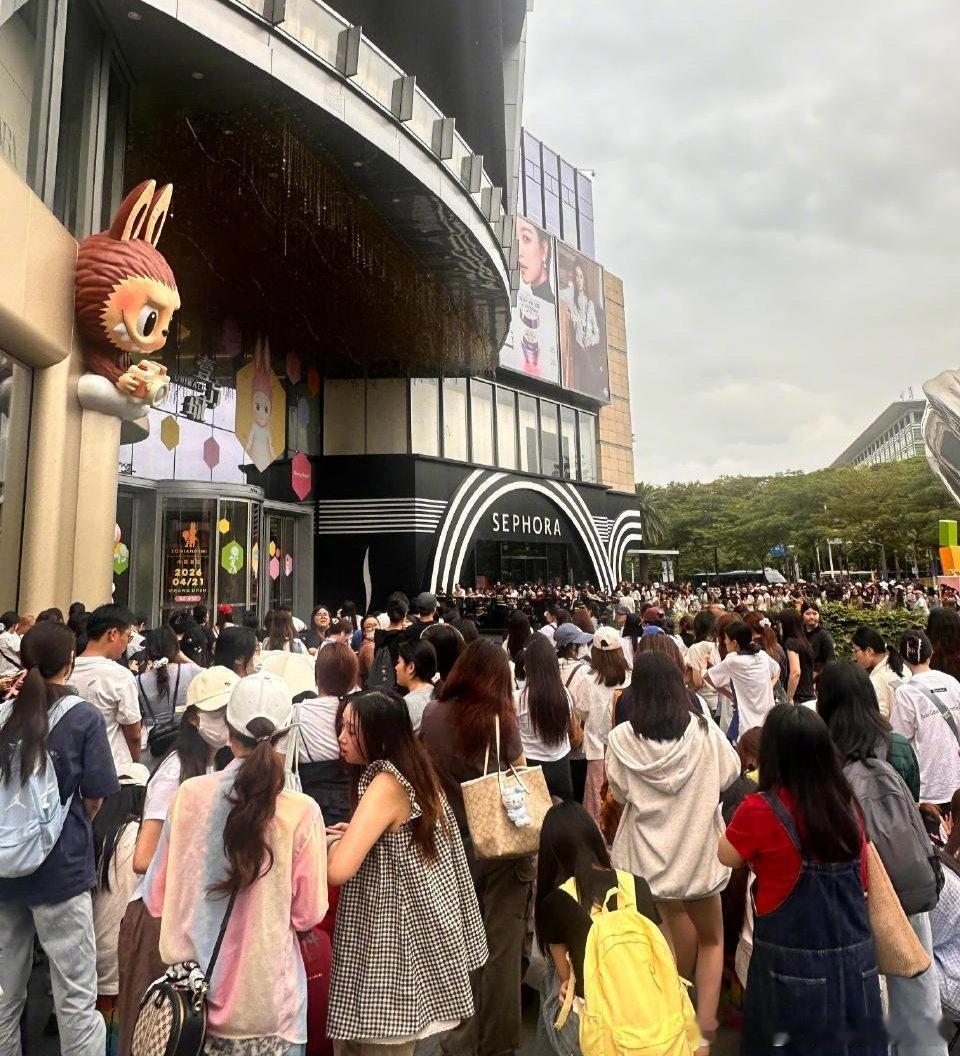 张凌赫今天下午深圳的活动现场好多人啊，帅哥人气爆棚张凌赫深圳