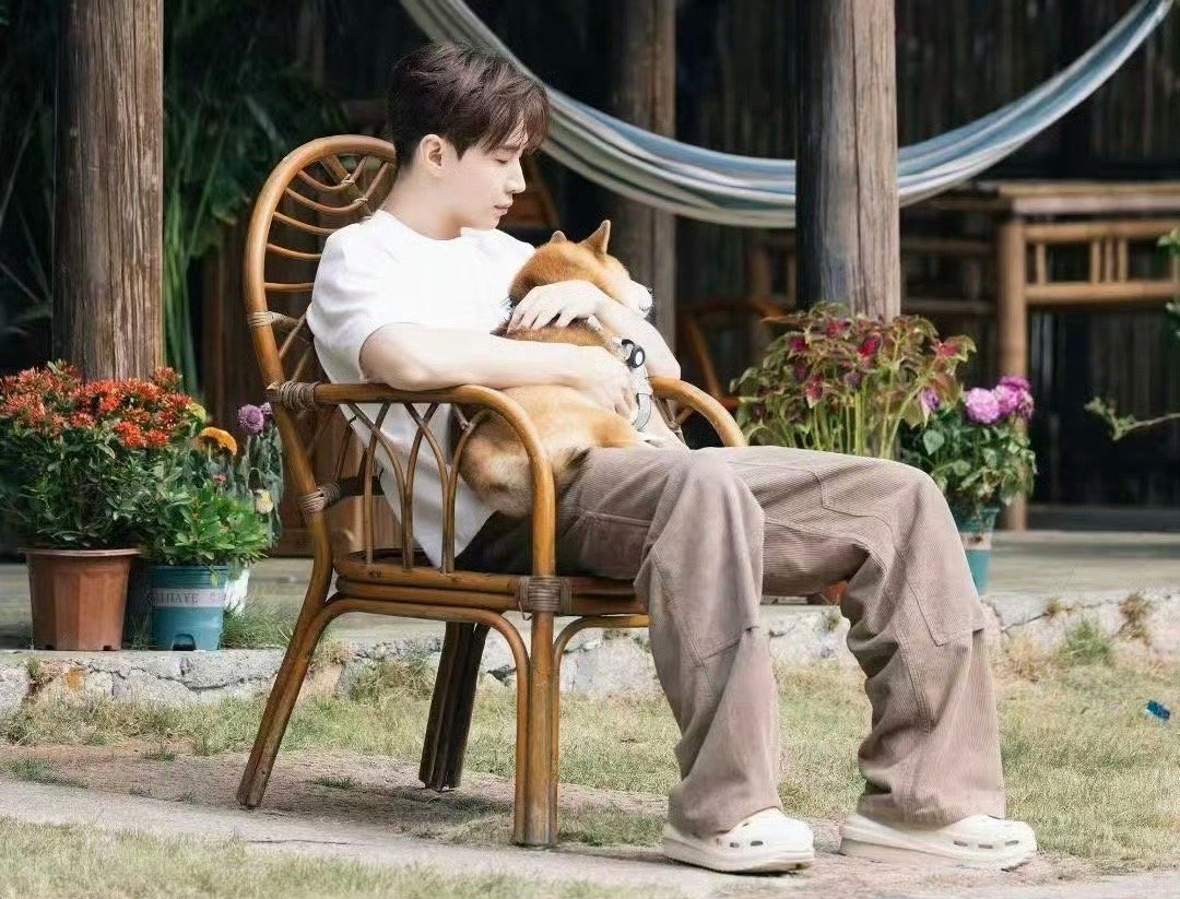 这双拖鞋救过Henry的命吗笑不活了！原来明星也和普通人一样，遇到一双舒服的鞋