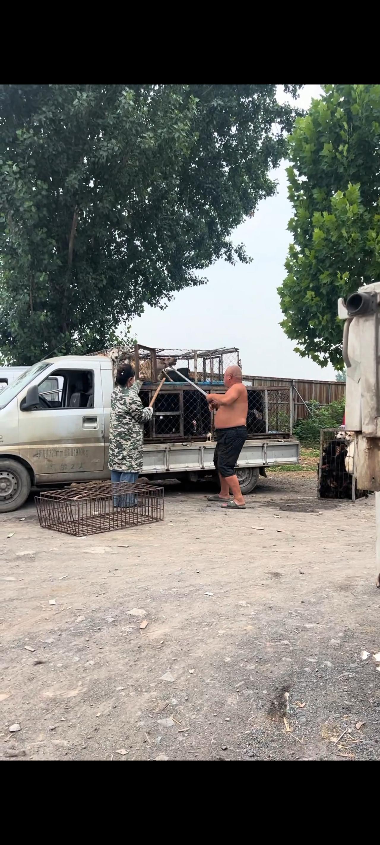 这是一位司机在路过广西与广东交界处的时候，无意间透过自己的车窗玻璃，拍摄下来的震