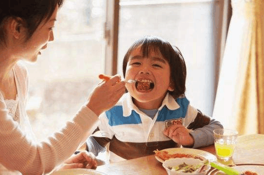 宝宝盯着别人孩子手里的食物看, 我该怎么做?